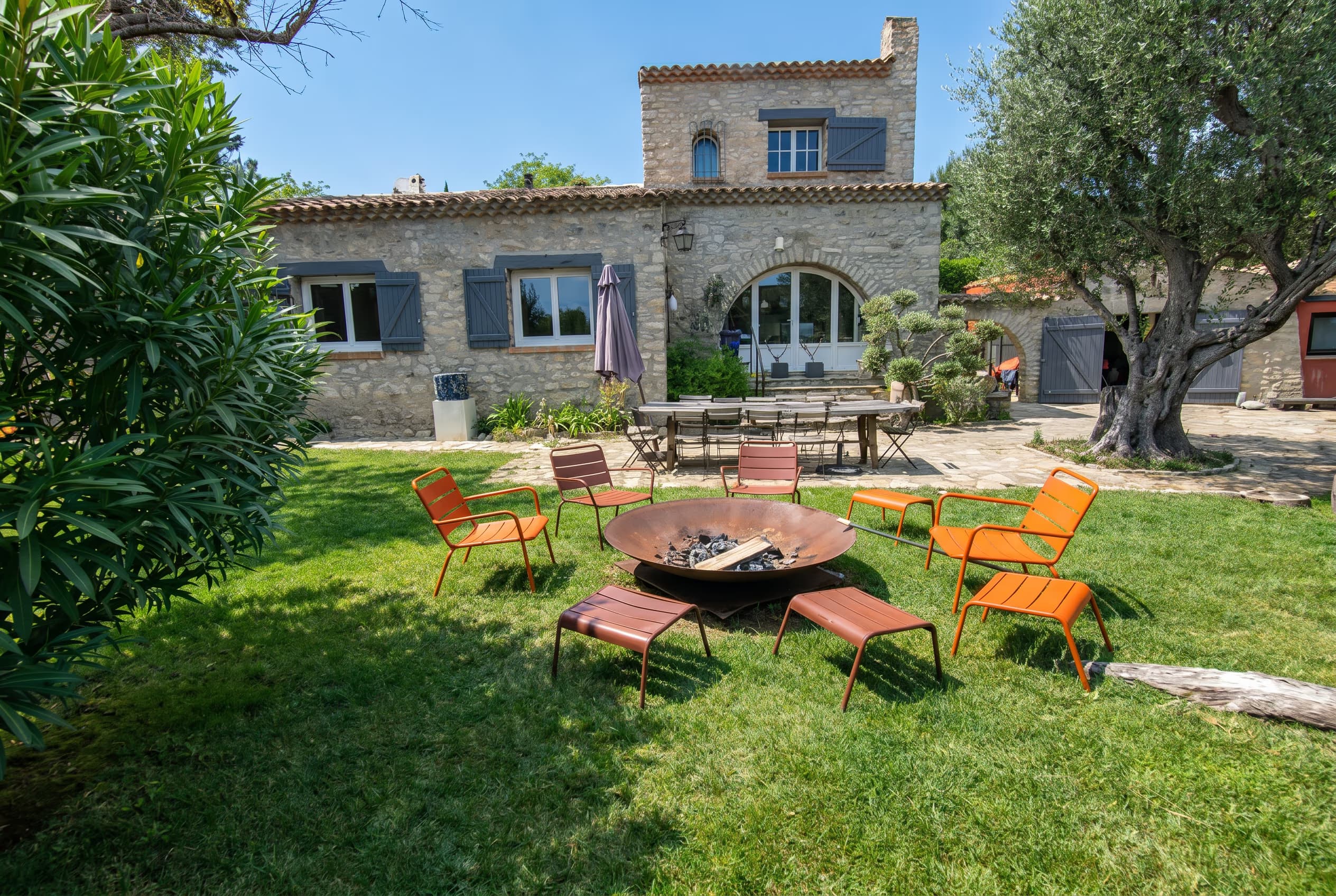 Jardin provençal avec table familiale et espace repas