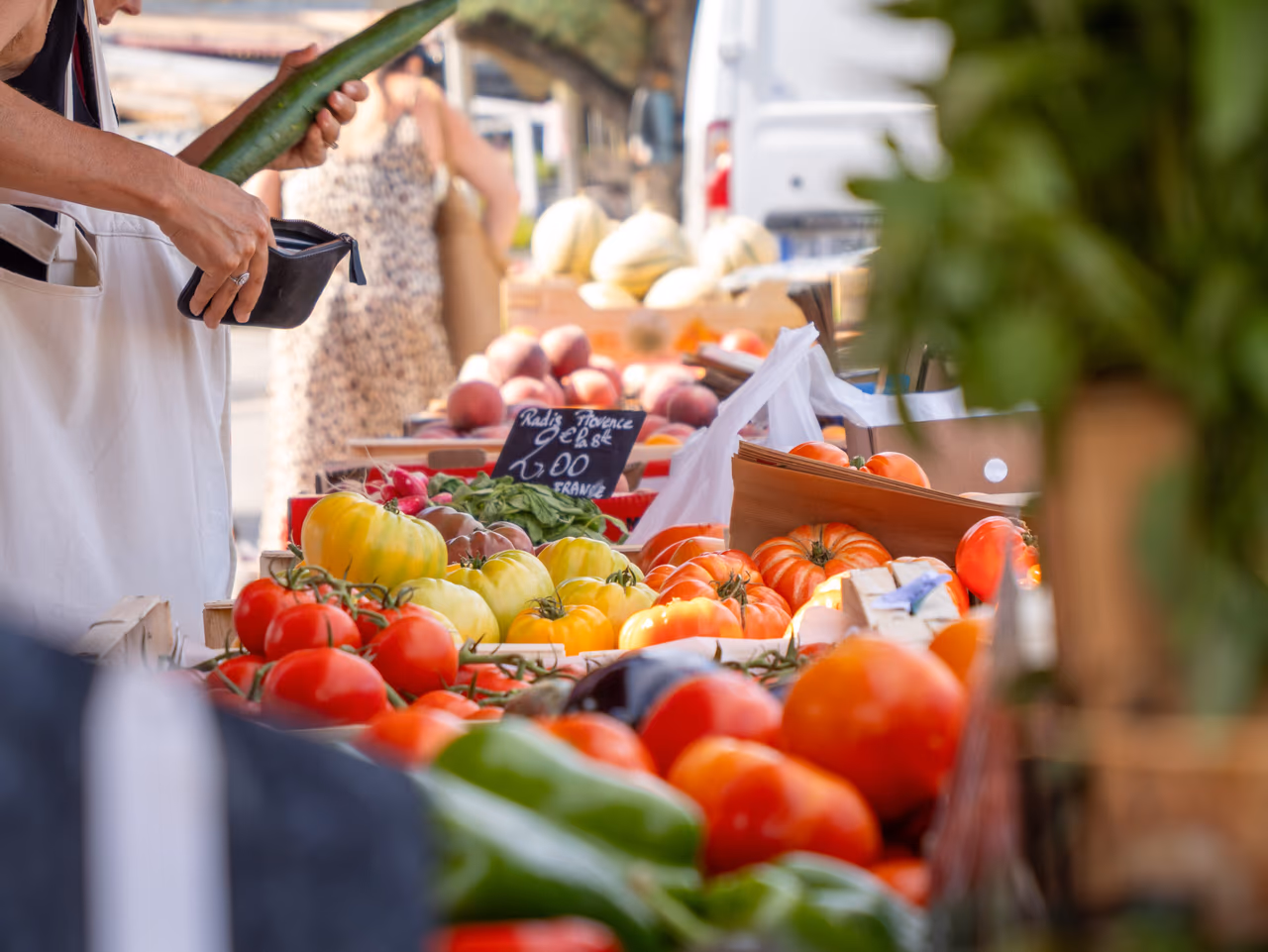 Le village, le marché et la gastronomie